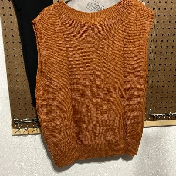 Cable knit v-neck vest - Picture 3 of 3